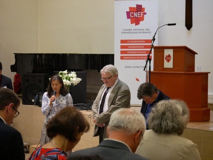 Nancy Lefevre de la Commission juridique du CNEF prie pour l'ancien et le nouveau président.