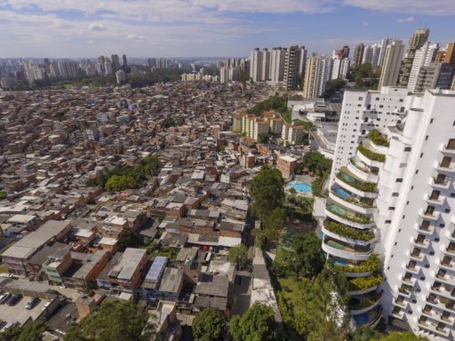Vue aérienne. Contraste entre la favela de Paraisópolis ("ville du paradis") et le quartier chic de Morumbi à São Paulo, Brésil
