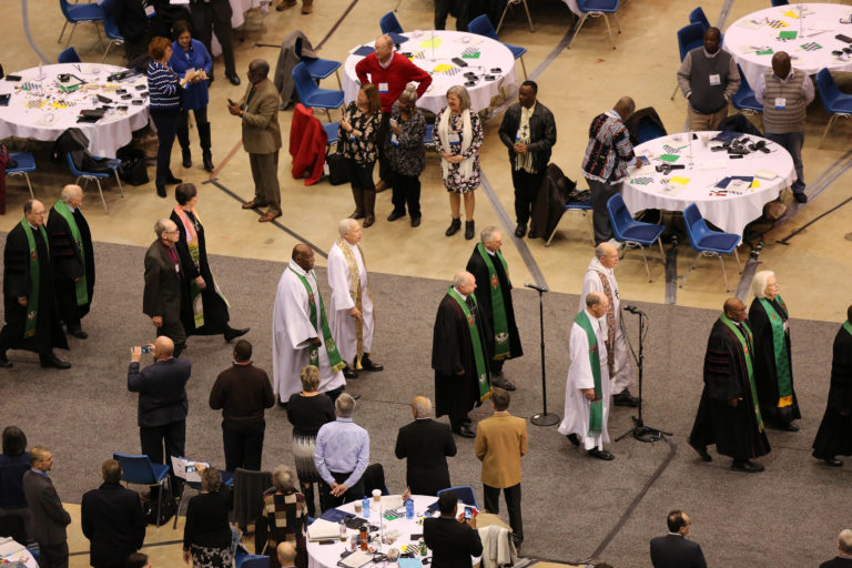 Les évêques méthodistes unis participent au service de culte d'ouverture du 24 février pour la Conférence générale méthodiste unie 2019 à Saint-Louis (Missouri)