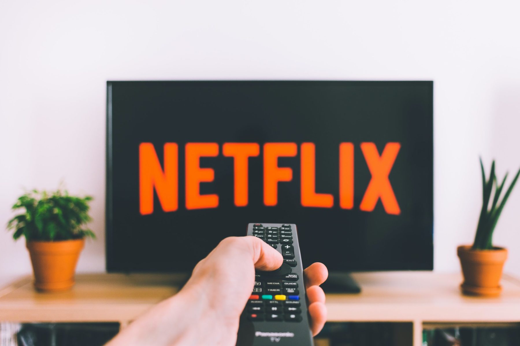 Le logo Netflix affiché sur une télévision