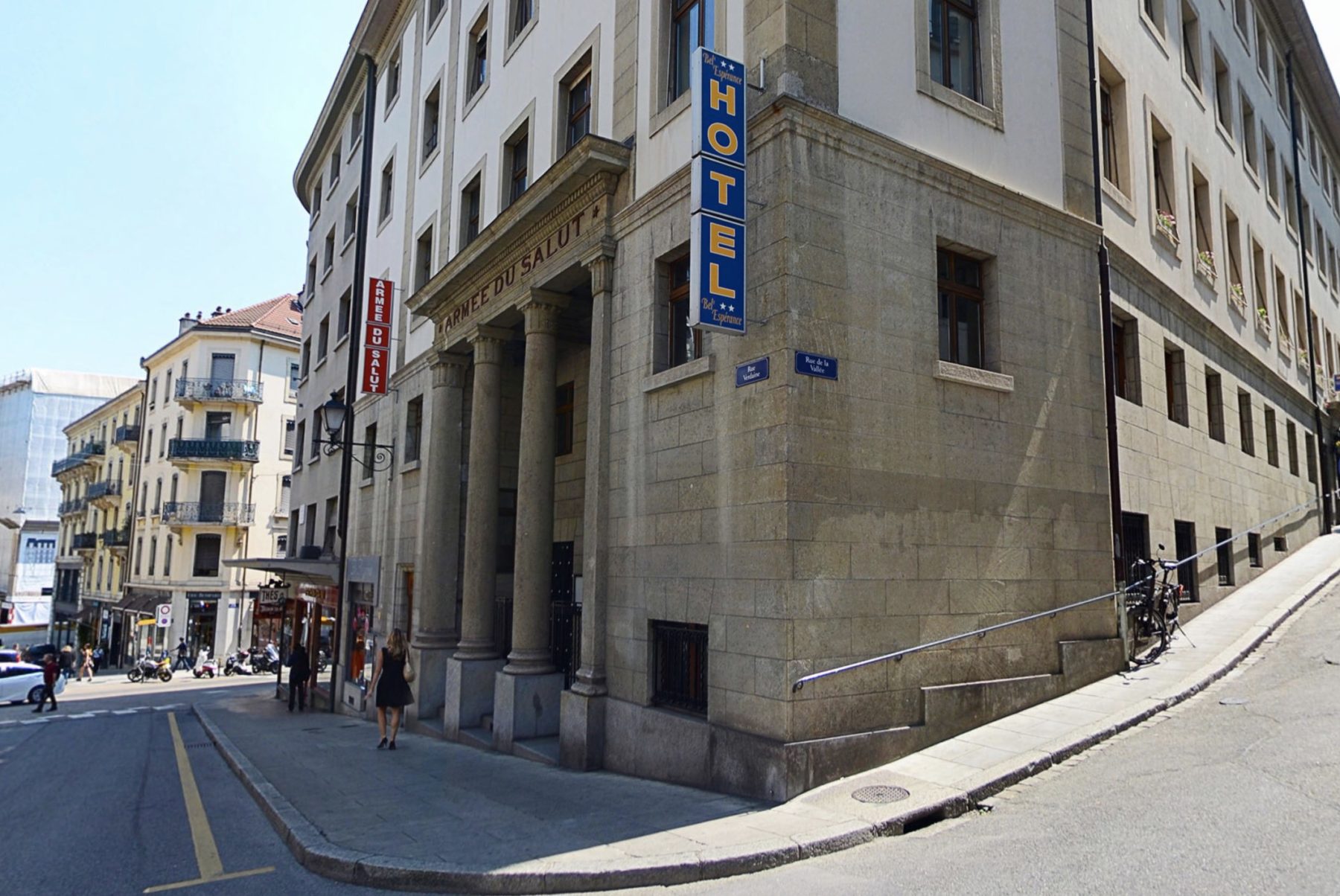 L'hôtel Bel'Espérance à Genève vu de l'extérieur. Sur la façade en pierres, les inscriptions "Armée du Salut" et "hôtel"