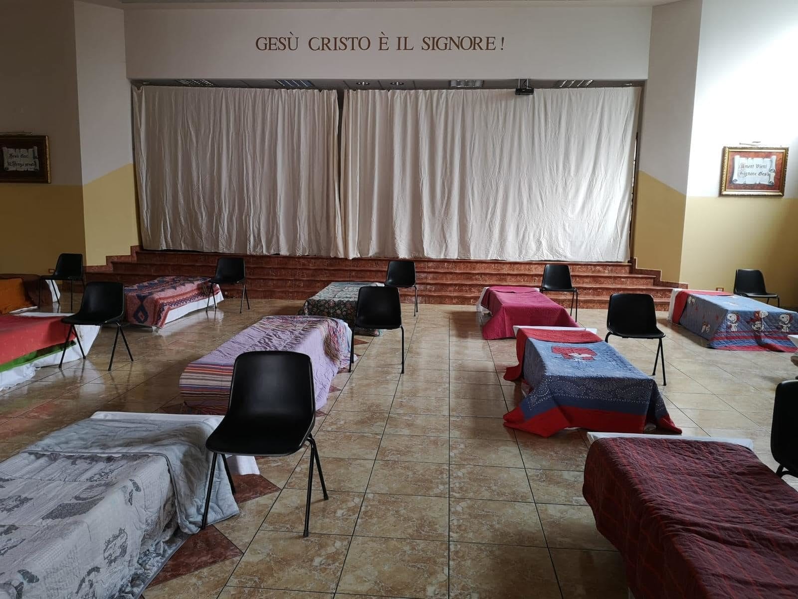 Dans l'église vide, les chaises ont laissé la place à des lits pour héberger les sans-abris