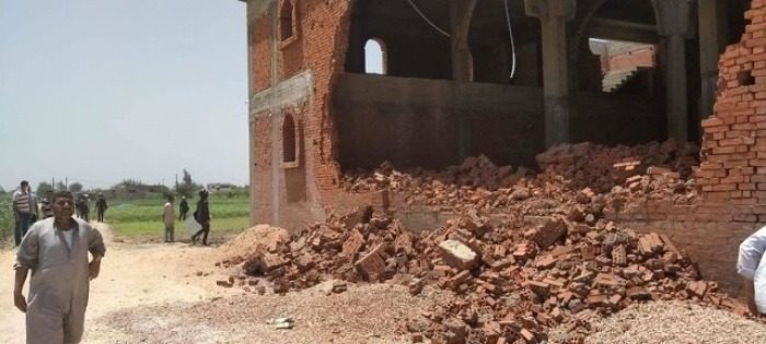 L'église orthodoxe copte de Koum Al Farag, près d’Alexandrie en cours de destruction. On aperçoit un trou béant dans le mur de briques