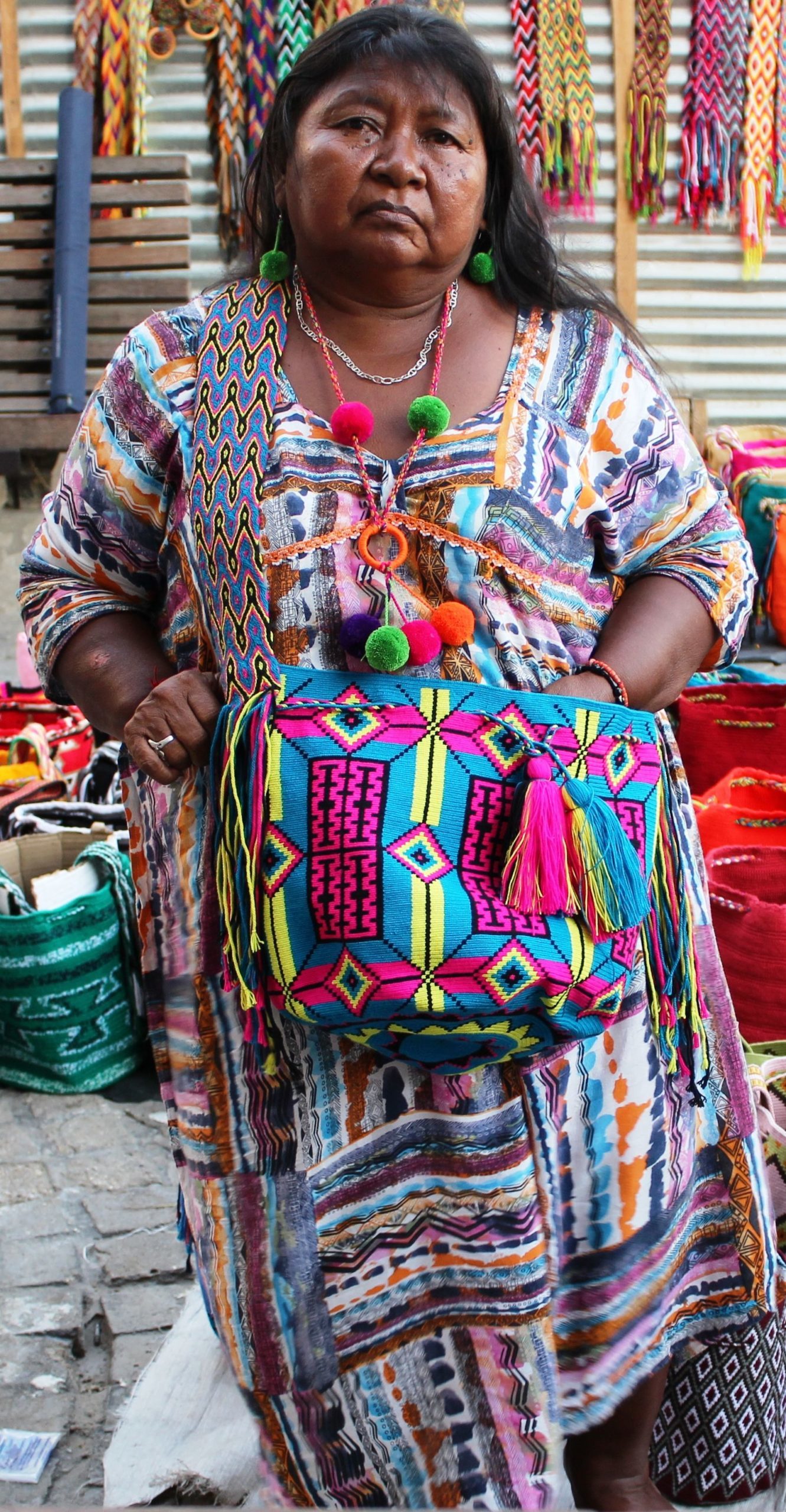 Une femme amérindienne de Colombie portant des habits colorés