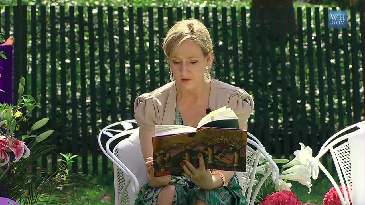 J.K. Rowling dans le jardin de la Maison Blanche en train de lire, en 2010.