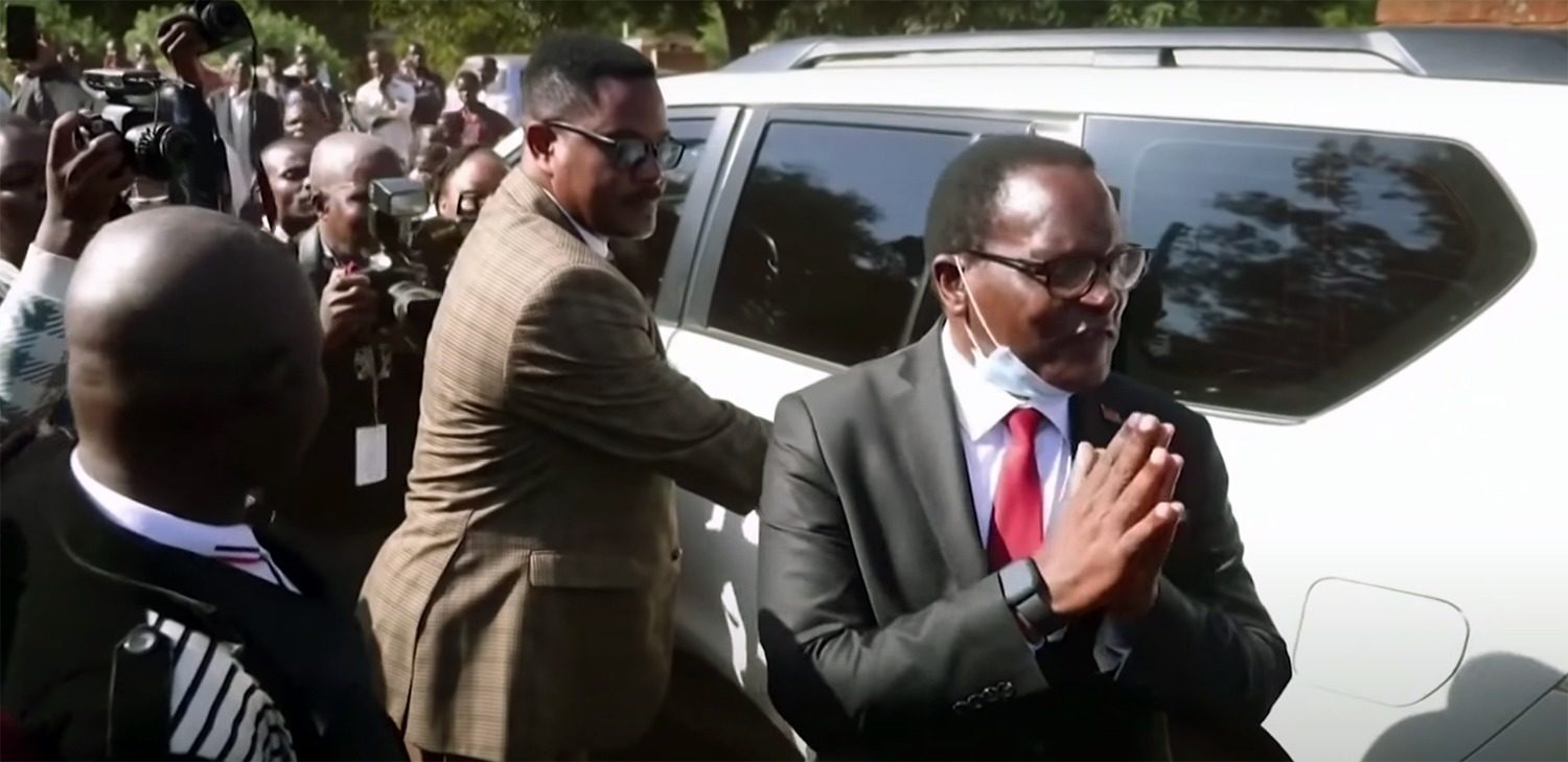 Lazarus Chakwera, nouveau président du Malawi, salue la foule, mains jointes
