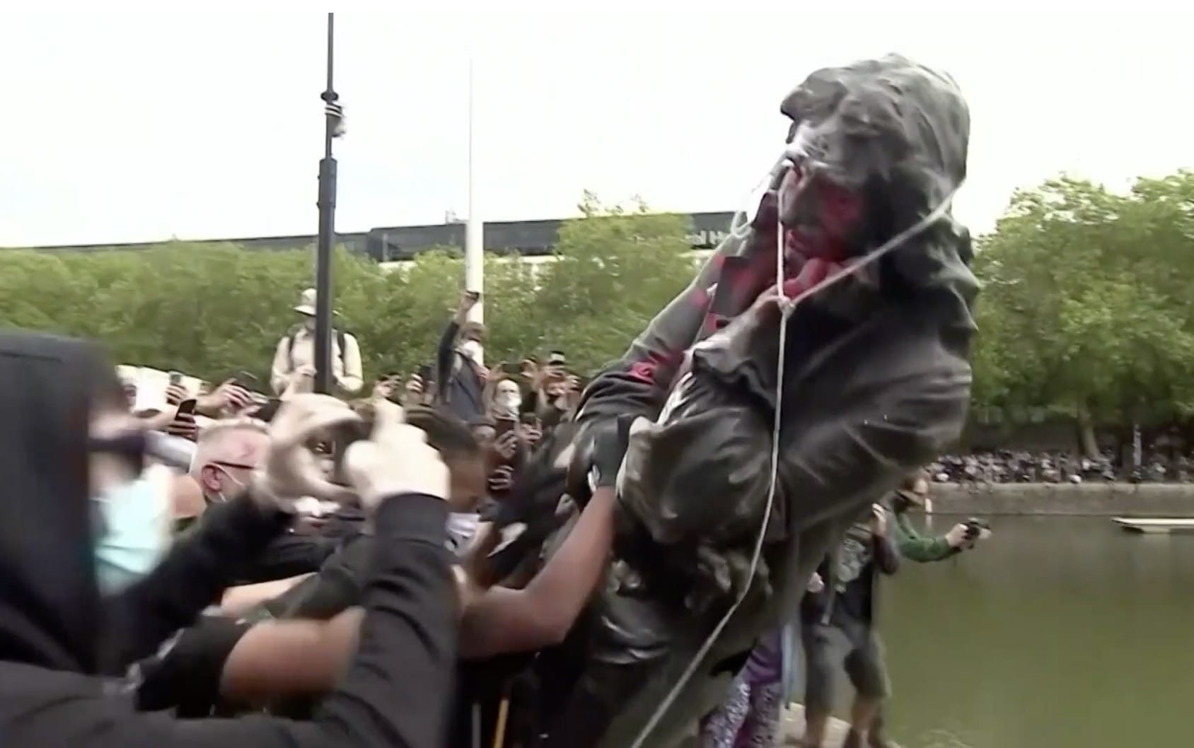 La statue d'Edward Colston déboulonnée par des manifestants à Bristol