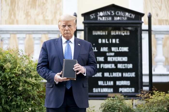 Le président des États-Unis Donald Trump brandissant une Bible devant l'église épiscopalienne St. John, de Washington, le 1er juin 2020