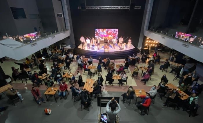 L'Eglise transformé provisoirement en café-théâtre avec des tables espacées