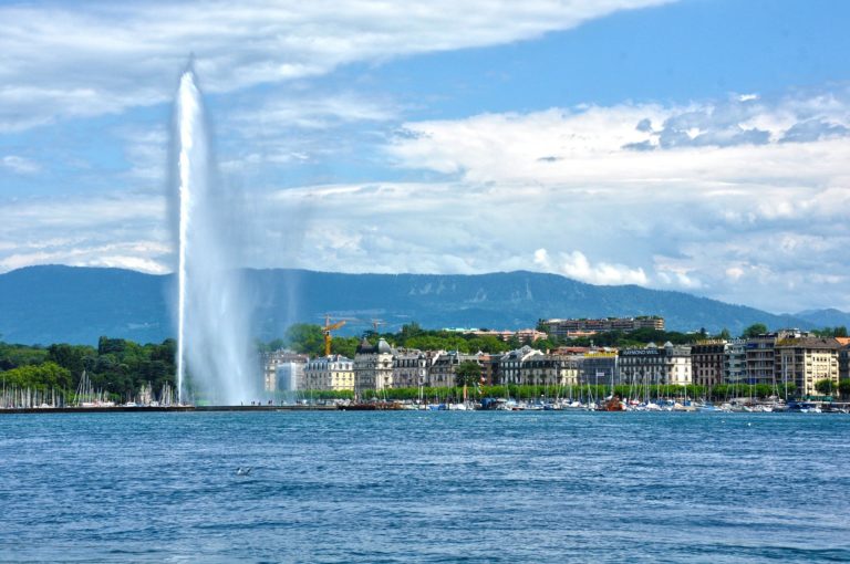 Vue sur la ville de Genève avec le jet d'eau, depuis le lac.