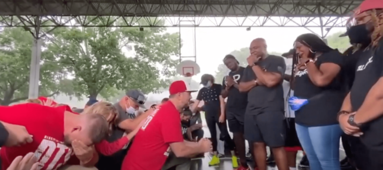 Le groupe de chrétien Praytest demande pardon à la communauté afro-américaine à genoux