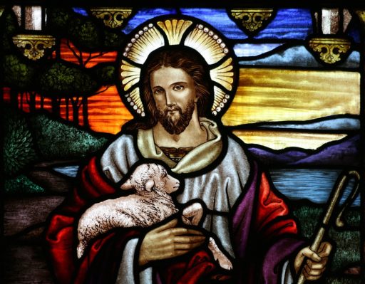 Vitrail illustrant Jésus tenant un agneau sur son bras.