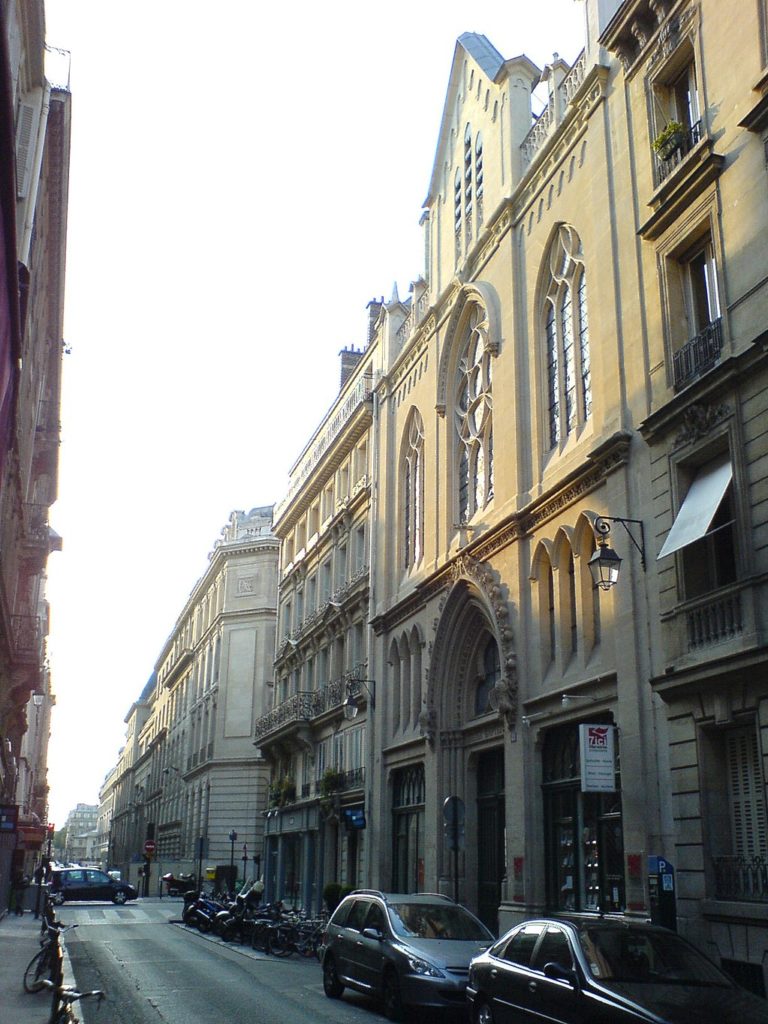 Une rue et le bâtiment de l'Eglise évangélique baptiste à Paris