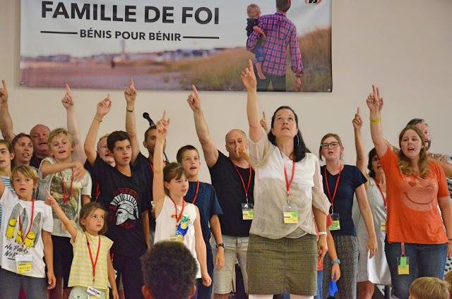 Photo des Fabricants de Joie lors d'un camps en France en 2017. La photo montre des enfants et une monitrice présentant un chant