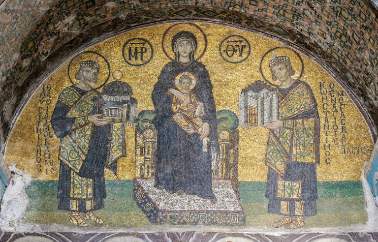 Mosaïque de l'entrée sud-ouest de l'ancienne basilique Sainte-Sophie de Constantinople (Istanbul, Turquie). Au milieu, Marie tenant l'Enfant Jésus sur ses genoux. À sa droite, l'empereur Justinien, offrant un modèle de Sainte-Sophie. Sur sa gauche, l'empereur Constantin 1er, présentant un modèle de la ville