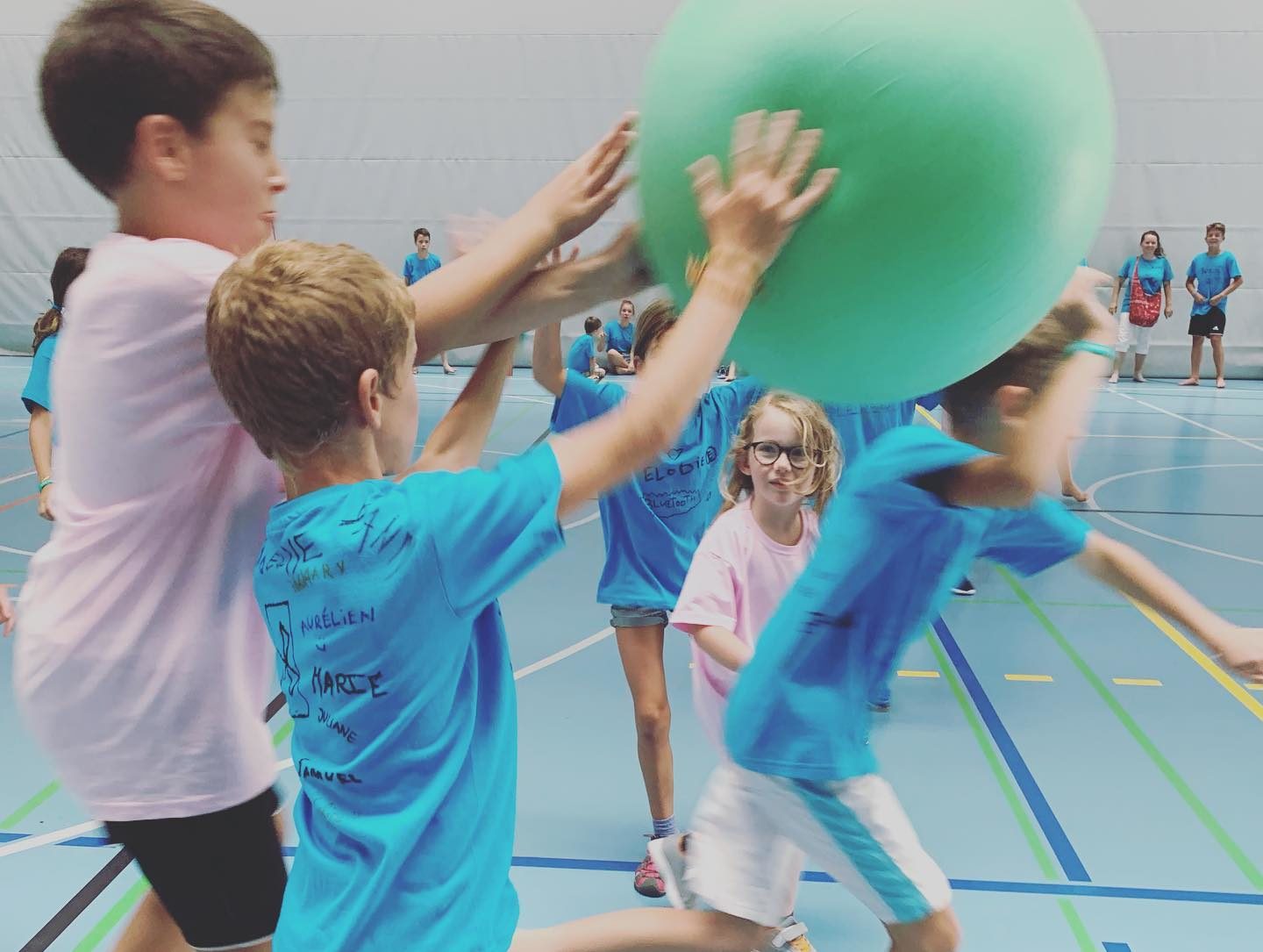 Les enfants participent à une partie de Kinball.