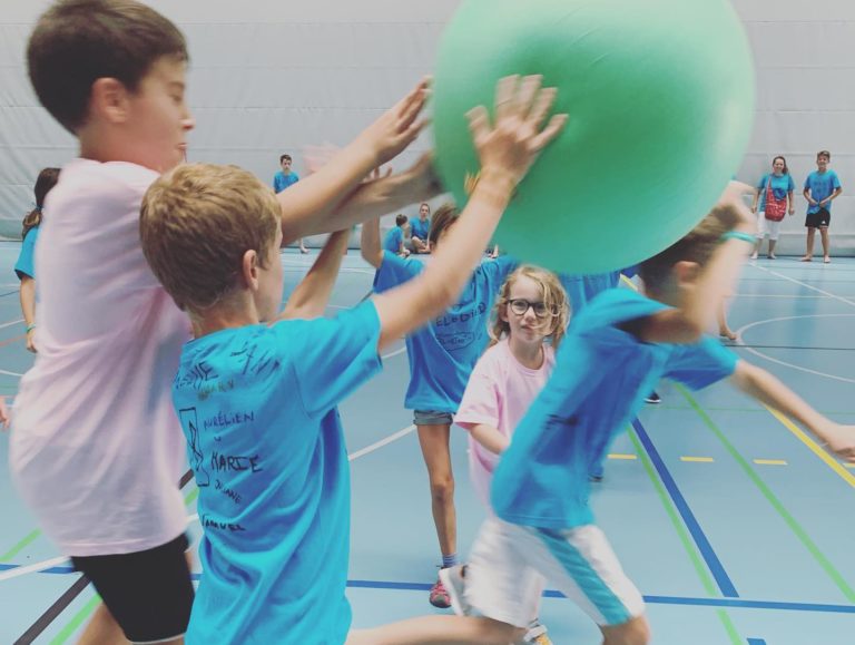 Les enfants participent à une partie de Kinball.