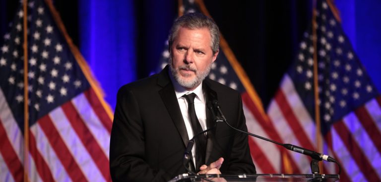 Jerry Falwell Jr. s'adressant aux participants au 2e Gala d'hiver Turning Point au Mar-A-Lago Club à Palm Beach, en Floride. Décembre 2019.