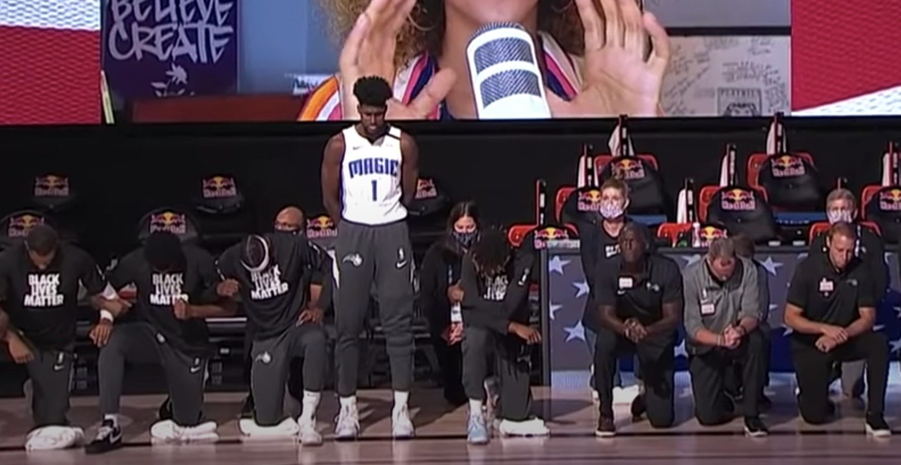 L'ailier d'Orlando, Jonathan Isaac, debout lors de l'hymne américain avant le match contre Brooklyn, à Lake Buena Vista, en Floride, le 31 juillet 2020