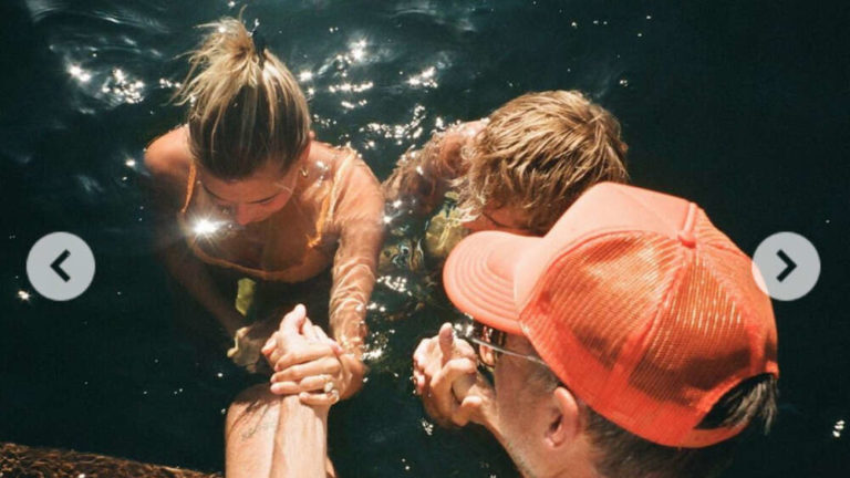 Justin Bieber et Hailey Baldwin sont dans l'eau d'un lac, prêts à se faire baptiser