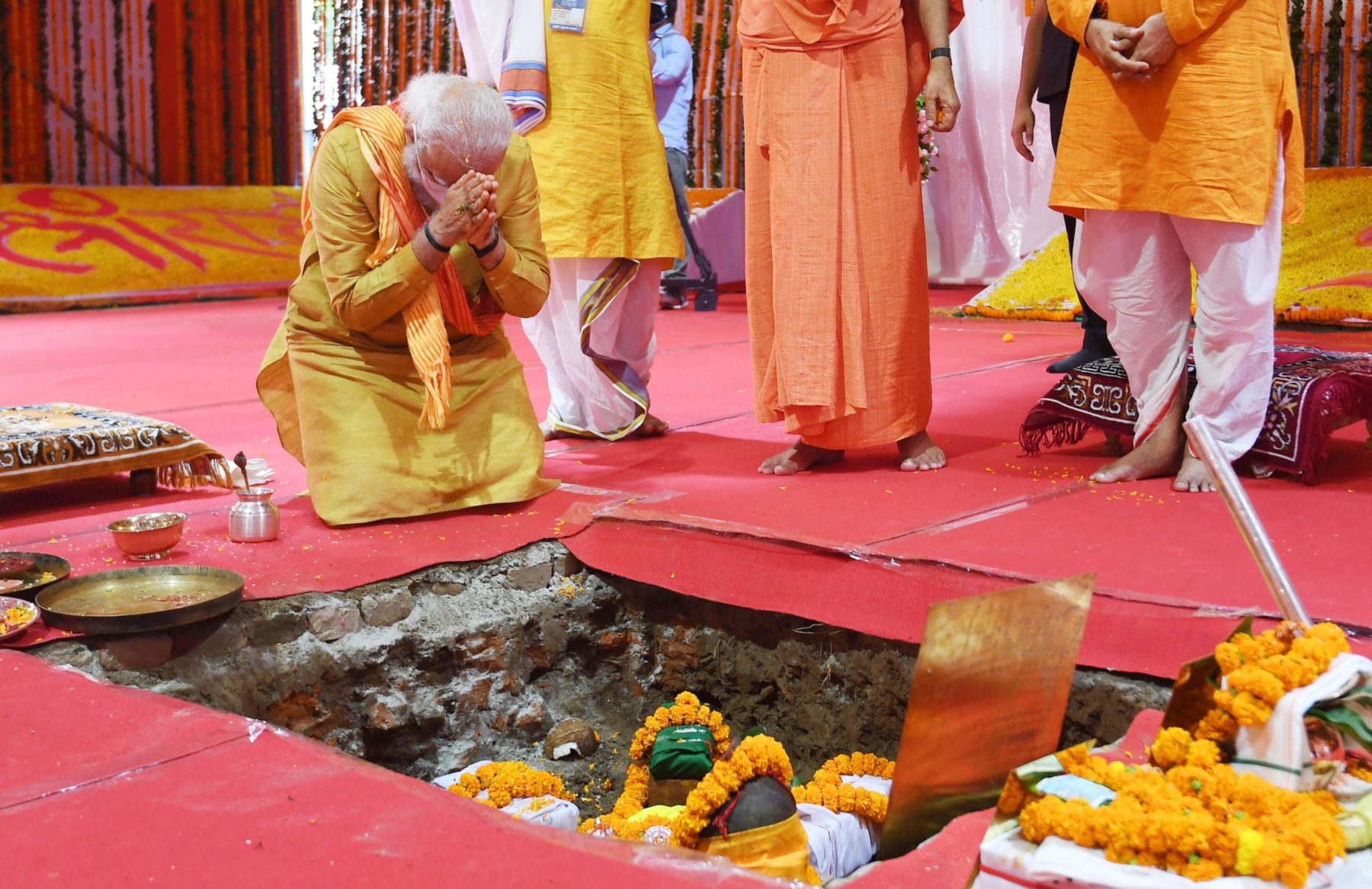Le Premier ministre indien Narendra Modi à genoux en train de prier lors de la pose de première pierre du temple hindou d'Ayodhya