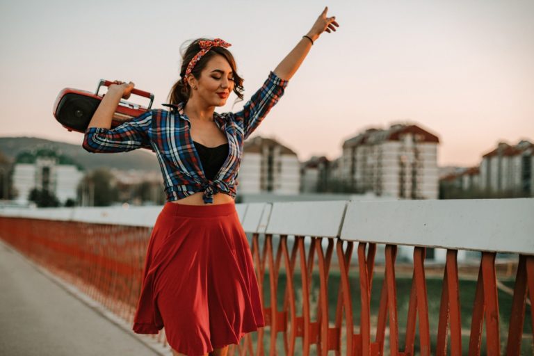 Jeune femme écoutant la radio dans la rue