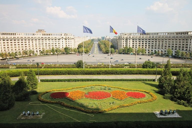 Vue depuis le Parlement roumain à Bucharest. Trois drapeaux flottent dont le drapeau roumain et celui de l'Union européenne