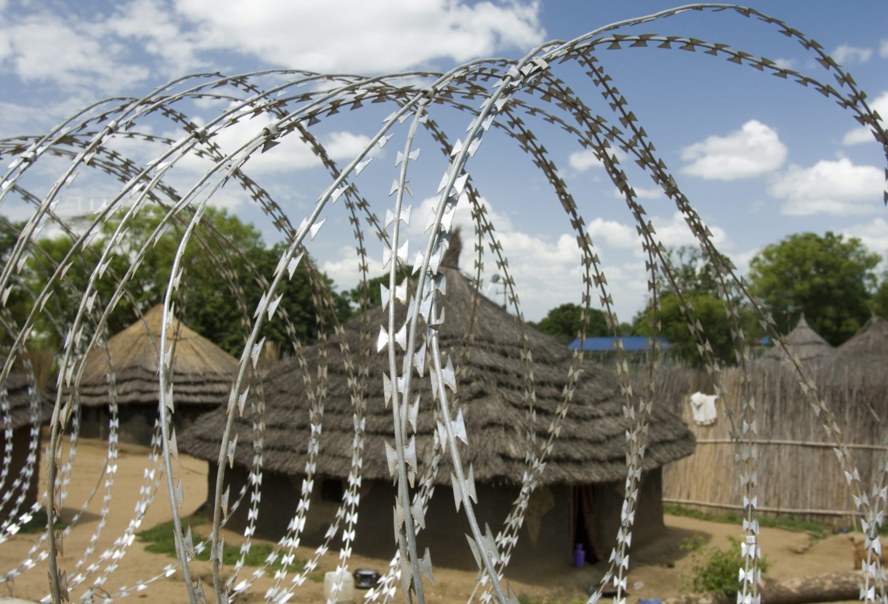 un village derrière des barbelés