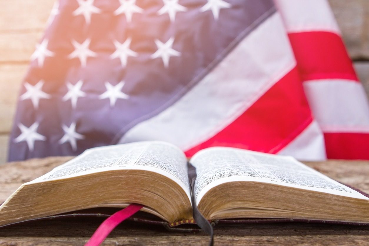 Une Bible ouverte devant un drapeau des Etats-Unis