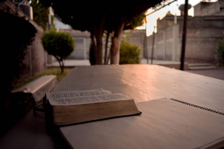 Bible ouverte dehors sur un banc