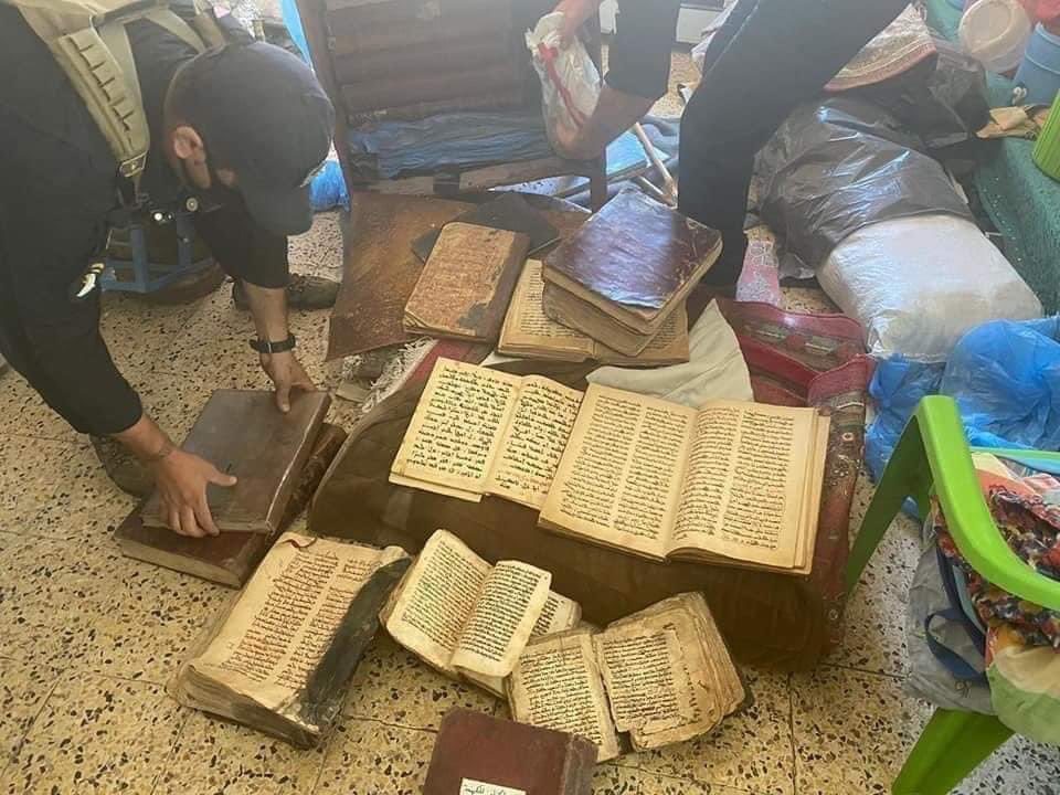 32 manuscrits bibliques syriaques ont été retrouvés dans la vieille ville de Mossoul par les forces de sécurité irakiennes le 22 septembre au soir