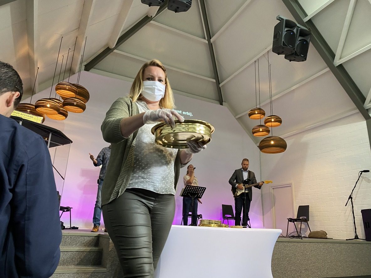 Rassemblement dans une Eglise évangélique avec port du masque et gestes barrière