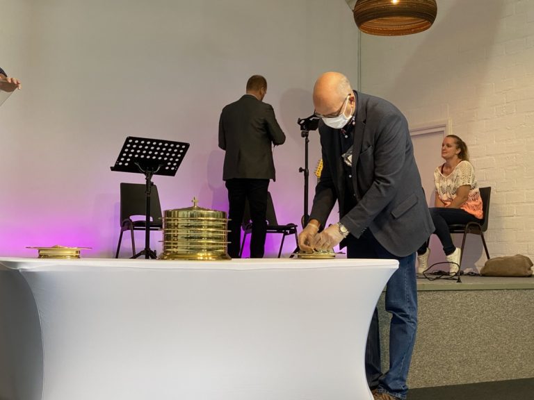 Schinnen, Pays-Bas, - 30 août 2020. Des fidèles se réunissent pour un culte dans l'Eglise pentecôtiste locale. Ils portent des masques et respectent la distanciation physique.