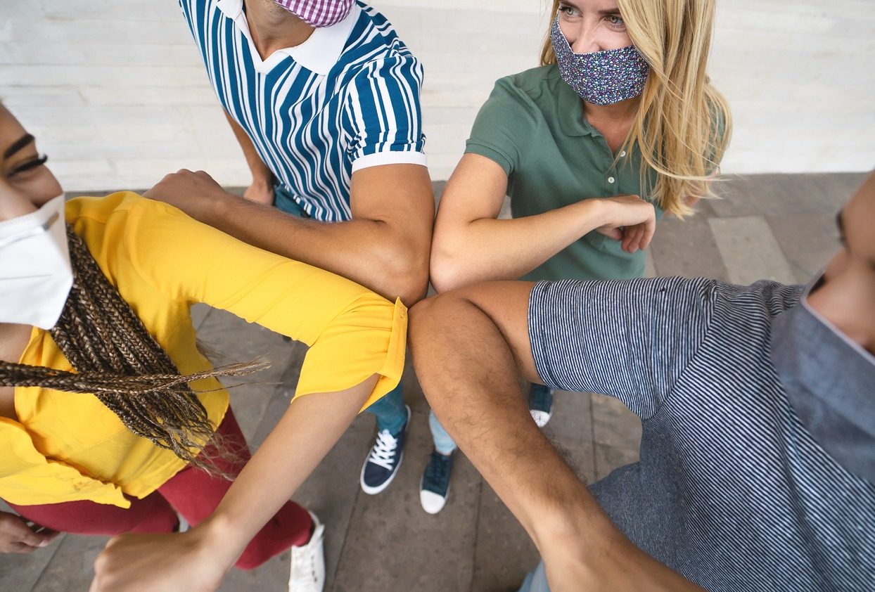 Rencontre de jeunes masqués