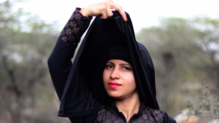 Photo d'illustration : Adolescente pakistanaise qui soulève son voile