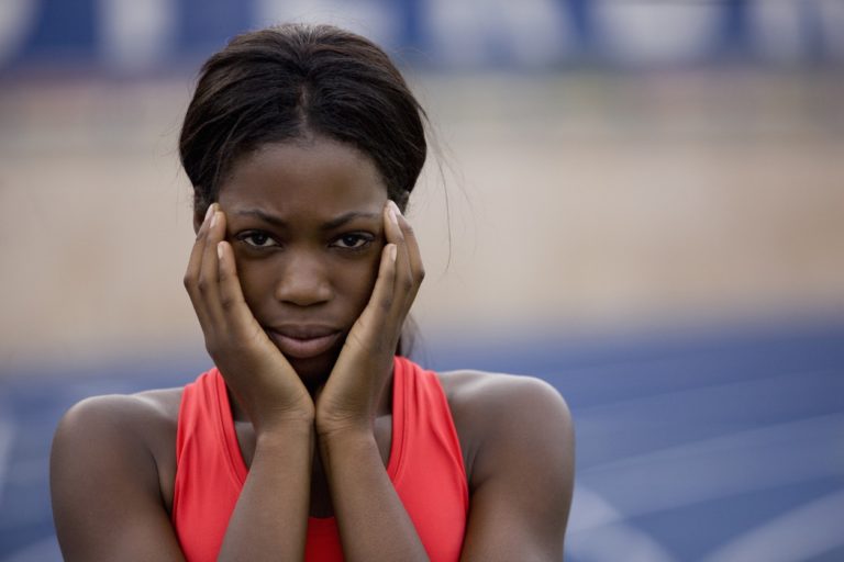 Une athlète concentrée avant sa course