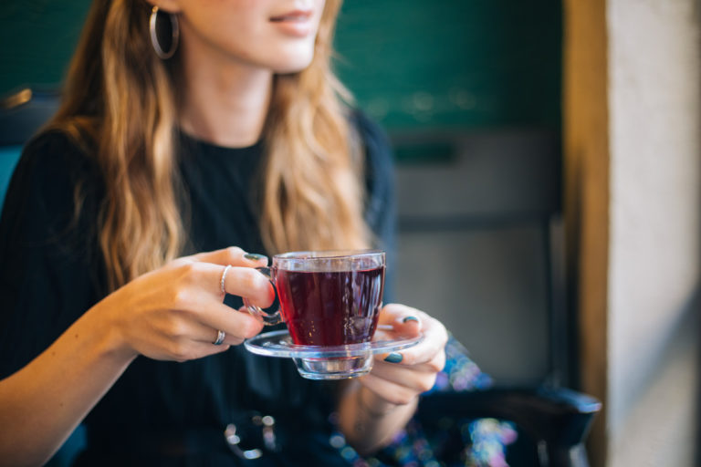 Une femme prenant un thé - Photo pour illustrer le Dry January