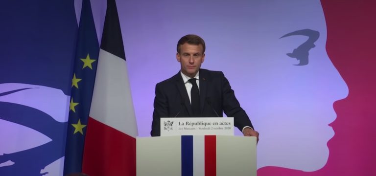 Emmanuel Macron lors de son discours du 2 octobre aux Mureaux sur les "séparatismes"