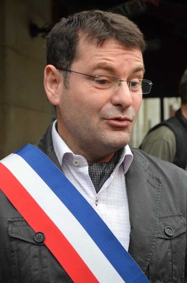 Franck Meyer avec l'écharpe tricolore de maire