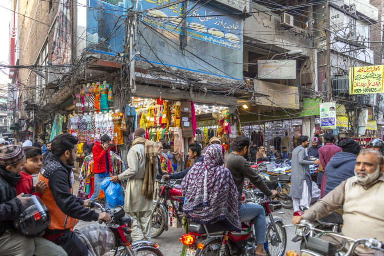 Scènes de rue et vendeurs d'Anarkali Bazaar, l'un des plus anciens marchés d'Asie, à Lahore au Pakistan.