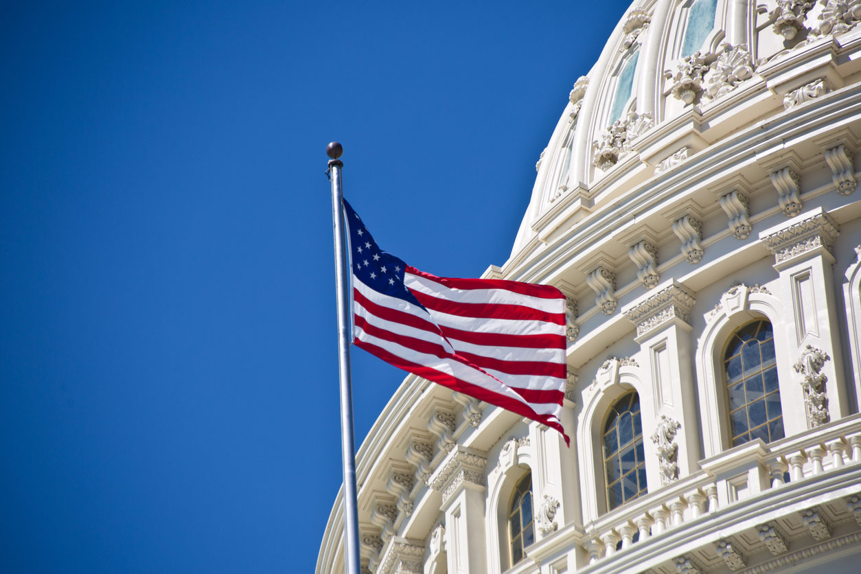 Drapeau national des États-Unis devant le Capitole des États-Unis à Washington DC