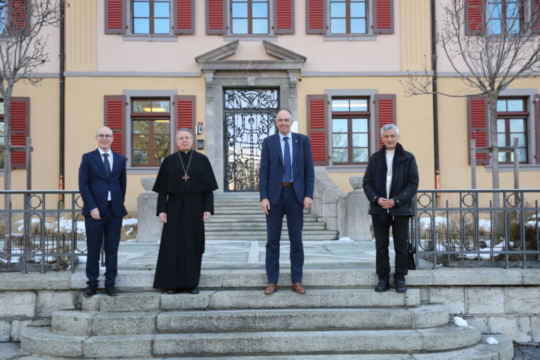 De gauche à droite : Gilles Cavin (président du Conseil synodal), Mgr Jean Scarcella (Abbé de St-Maurice), Christophe Darbellay (chef du Département de l’économie et de la formation), Mgr Jean-Marie Lovey (évêque du diocèse de Sion).