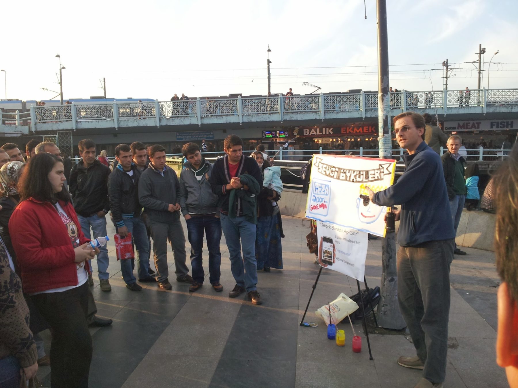 Le missionnaire David Byle en train d'annoncer l'Evangile dans les rues d'Istanbul