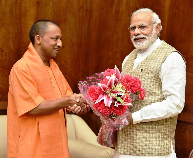 Le Ministre en chef de l'Uttar Pradesh, Yogi Adityanath, interpelle le Premier ministre Narendra Modi à New Delhi le 21 mars 2017.