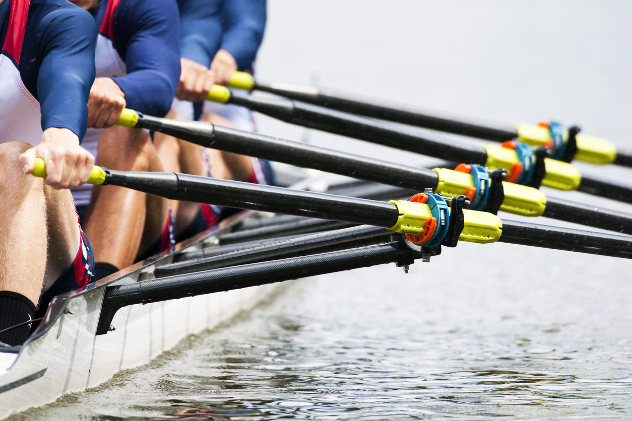 Une équipe d'aviron de quatre hommes, quelques secondes après le début de leur course