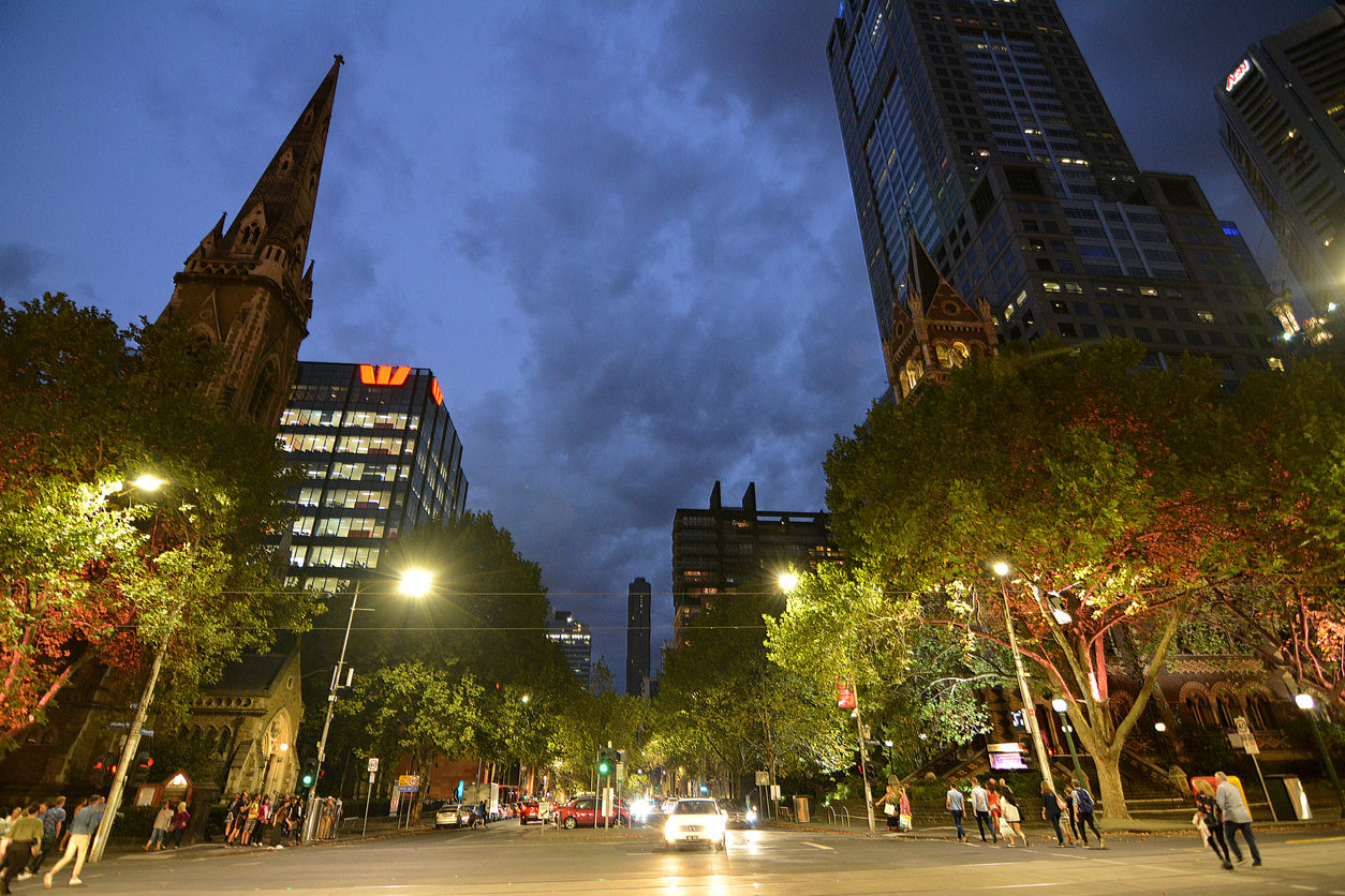 iStock - Image d'illustration - Russell Street à la jonction avec Collins Street et l'église écossaise, une église presbytérienne à Melbourne, Victoria.