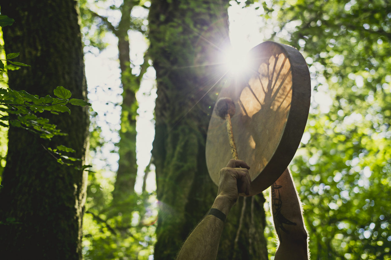 Tambour chamanique en forêt