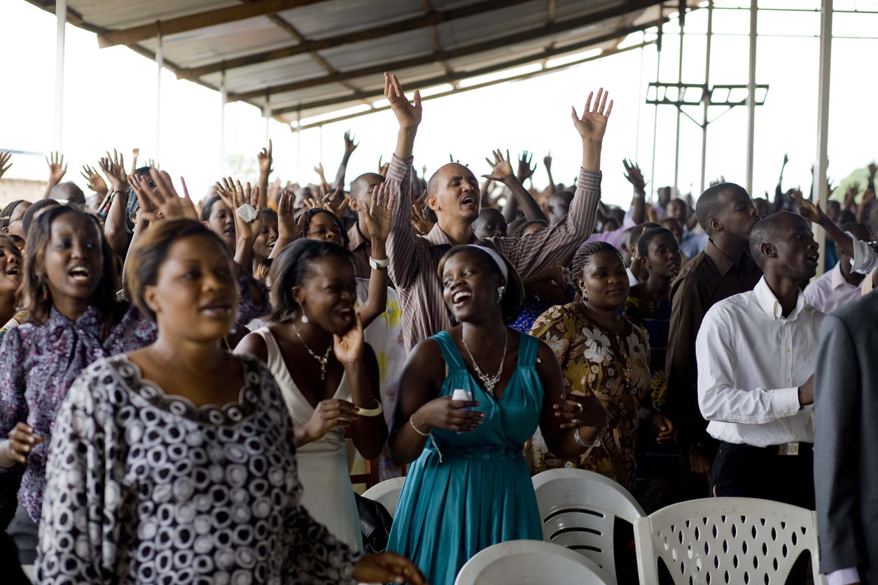 Des fidèles en train de célébrer un culte dans une église de Bujumbura au Burundi