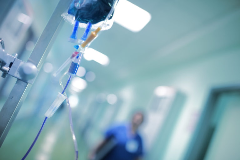 Perfusion intraveineuse avec liquide bleu prêt à l’emploi