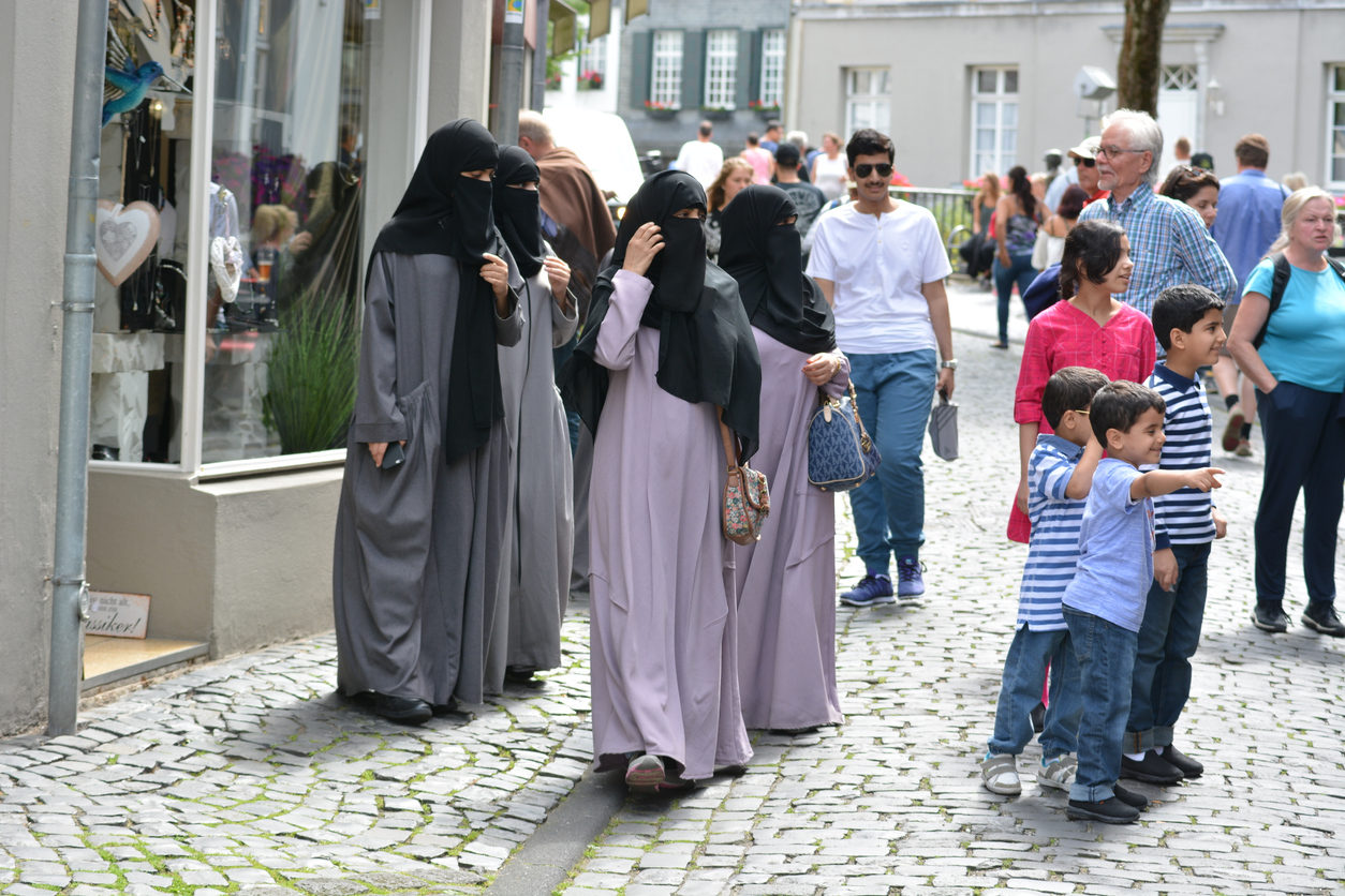 Des femmes portant le niqab, dans les rues de Monschau en Allemagne